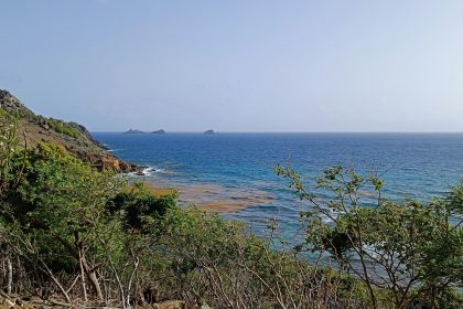 hiking colombier beach