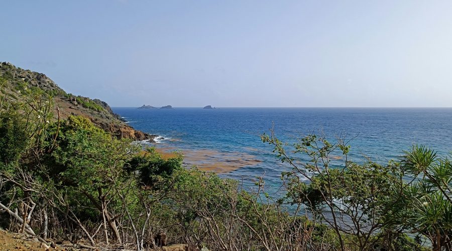 hiking colombier beach